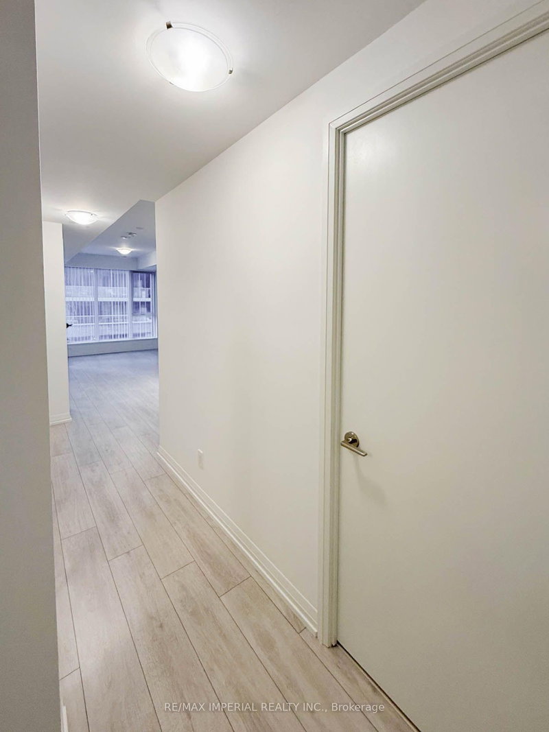519 - 400 King Street W