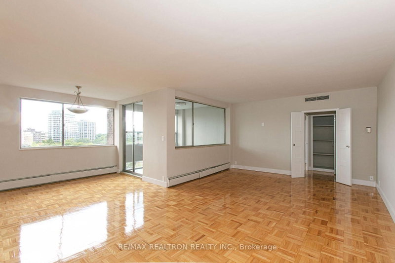 1602 - 9 Deer Park Crescent