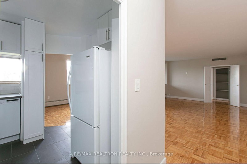 1602 - 9 Deer Park Crescent