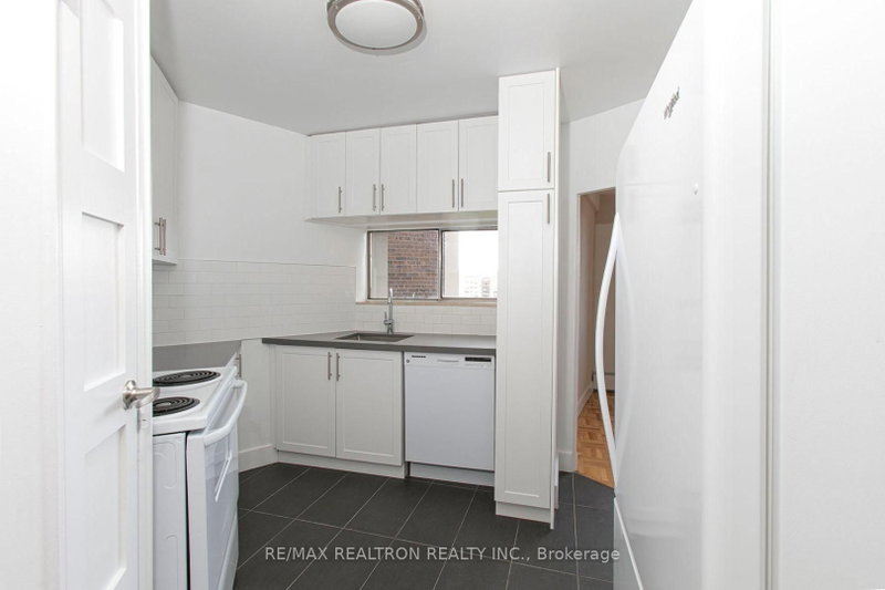 1602 - 9 Deer Park Crescent