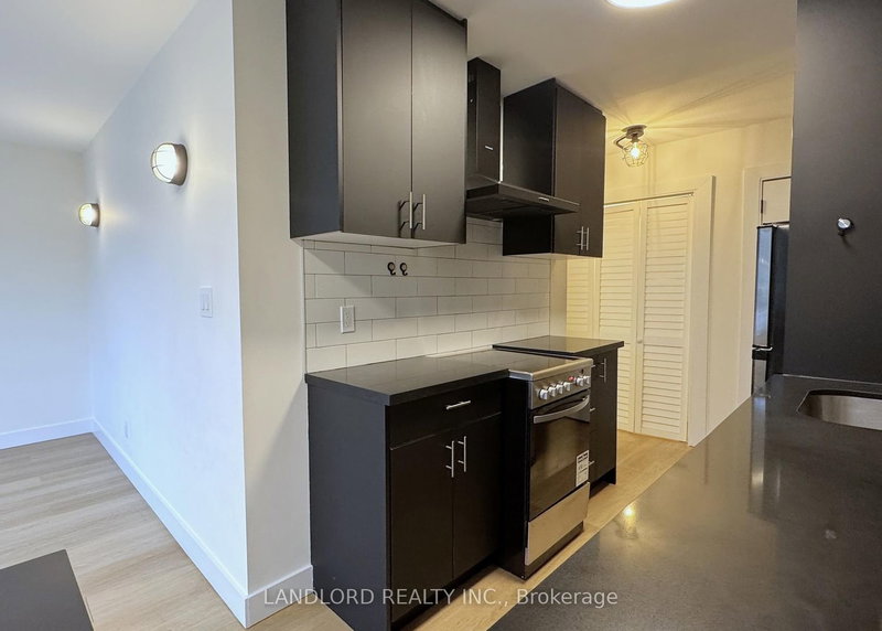 420 Eglinton Ave E photo 4