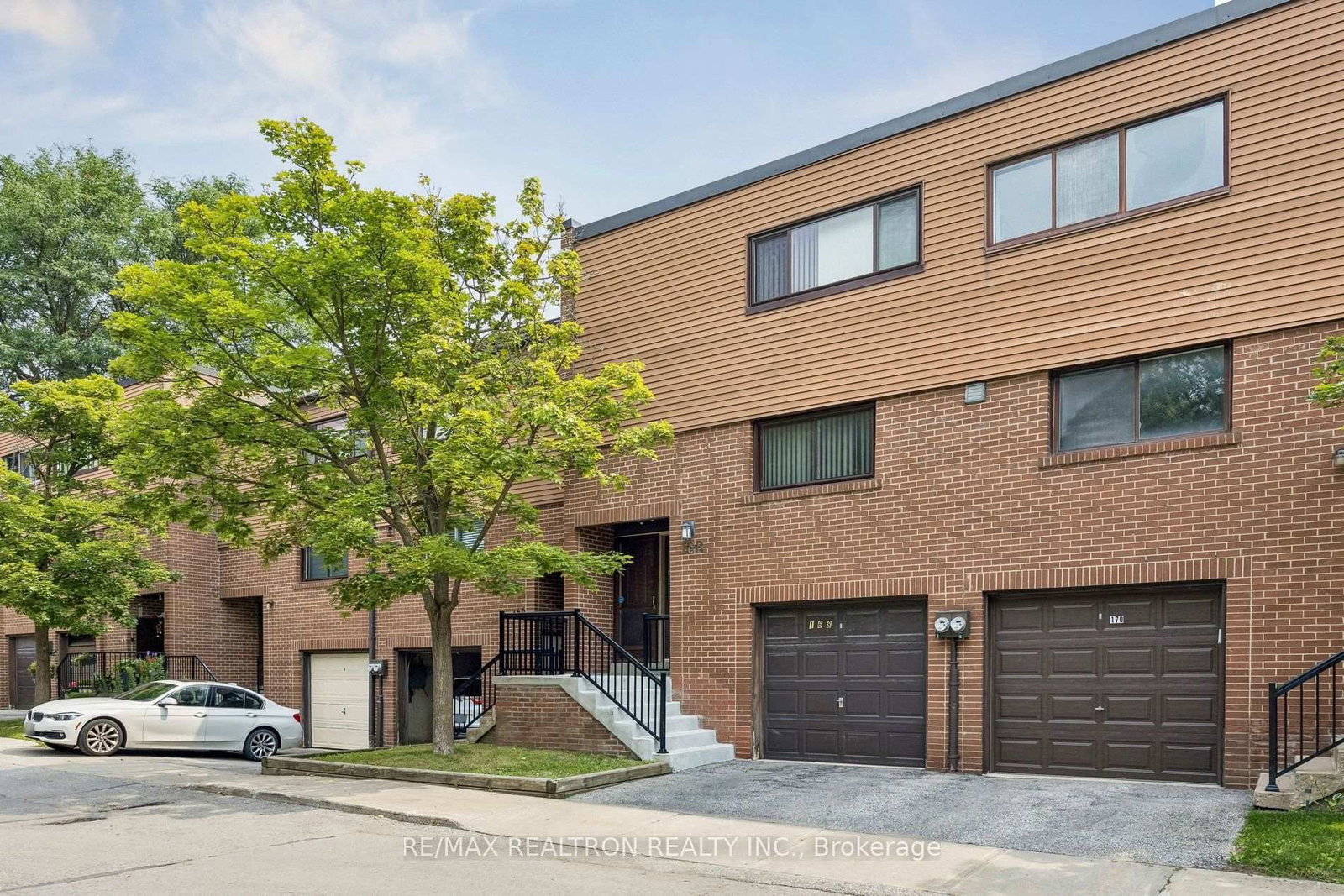 168 Song Meadoway • Toronto, ON photo 2