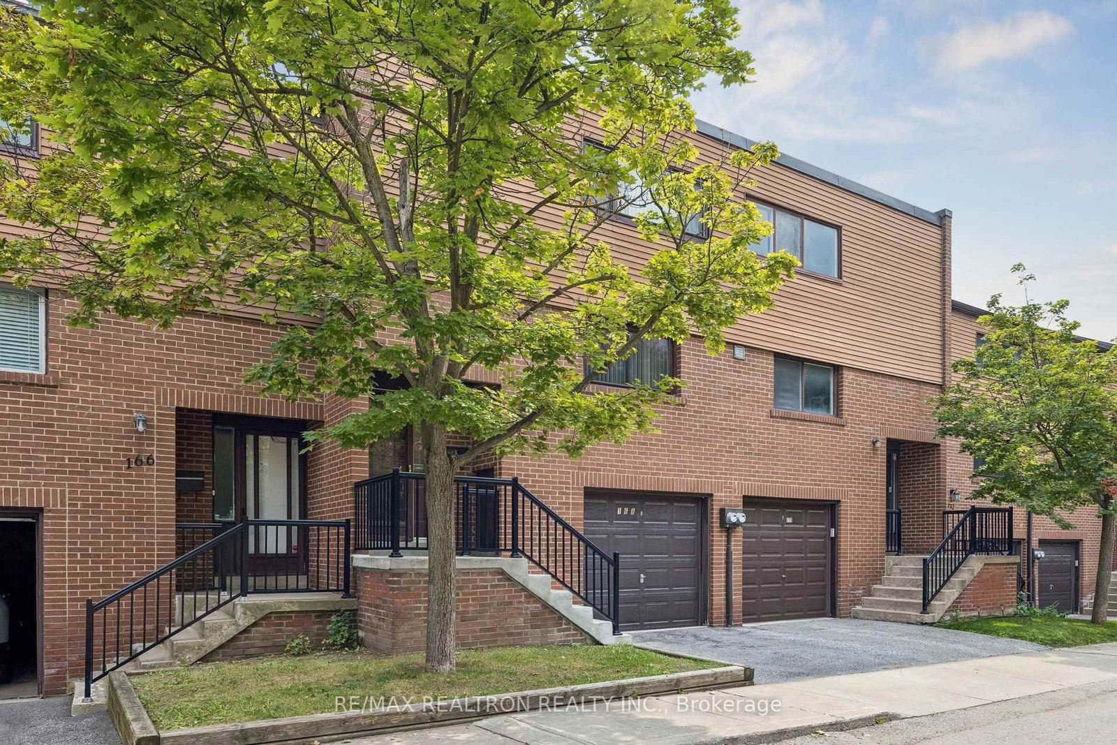 168 Song Meadoway • Toronto, ON photo 3