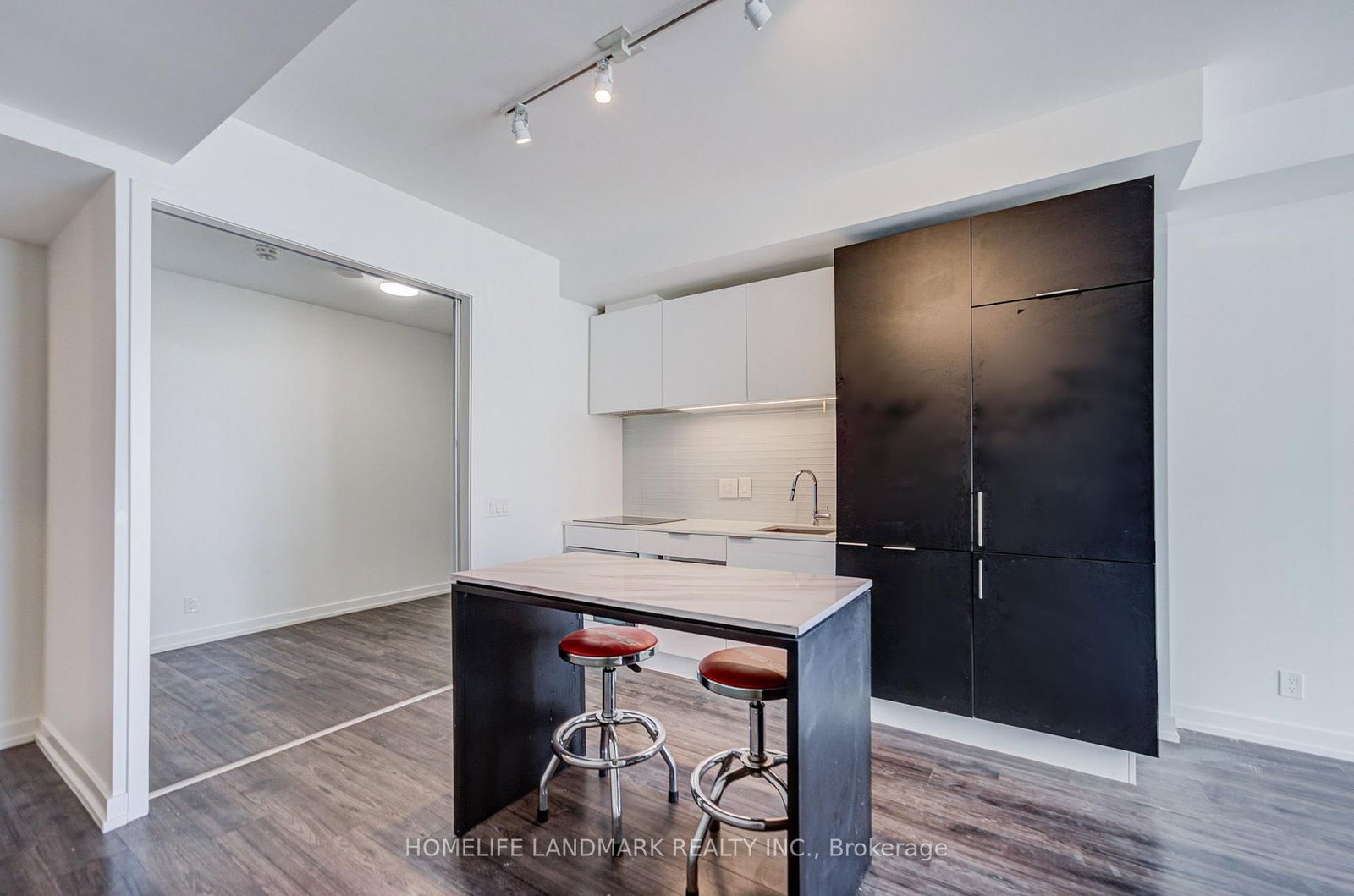 33 Helendale Avenue • #601 • Toronto, ON photo 11