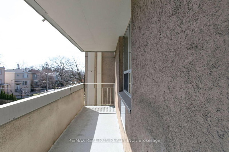 900 - 525 Eglinton Avenue E