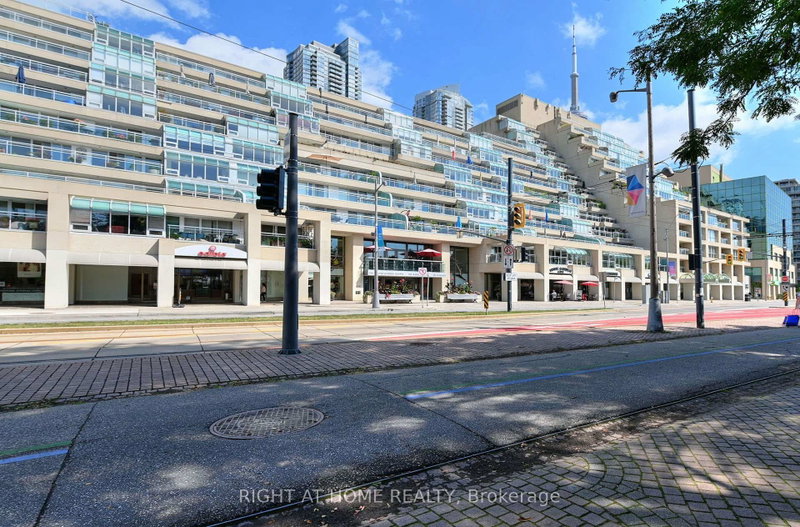 202E - 460 Queens Quay W