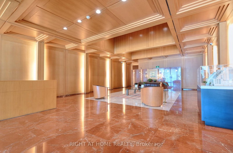 202E - 460 Queens Quay W