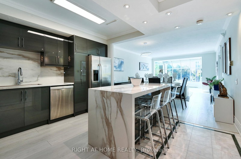 202E - 460 Queens Quay W