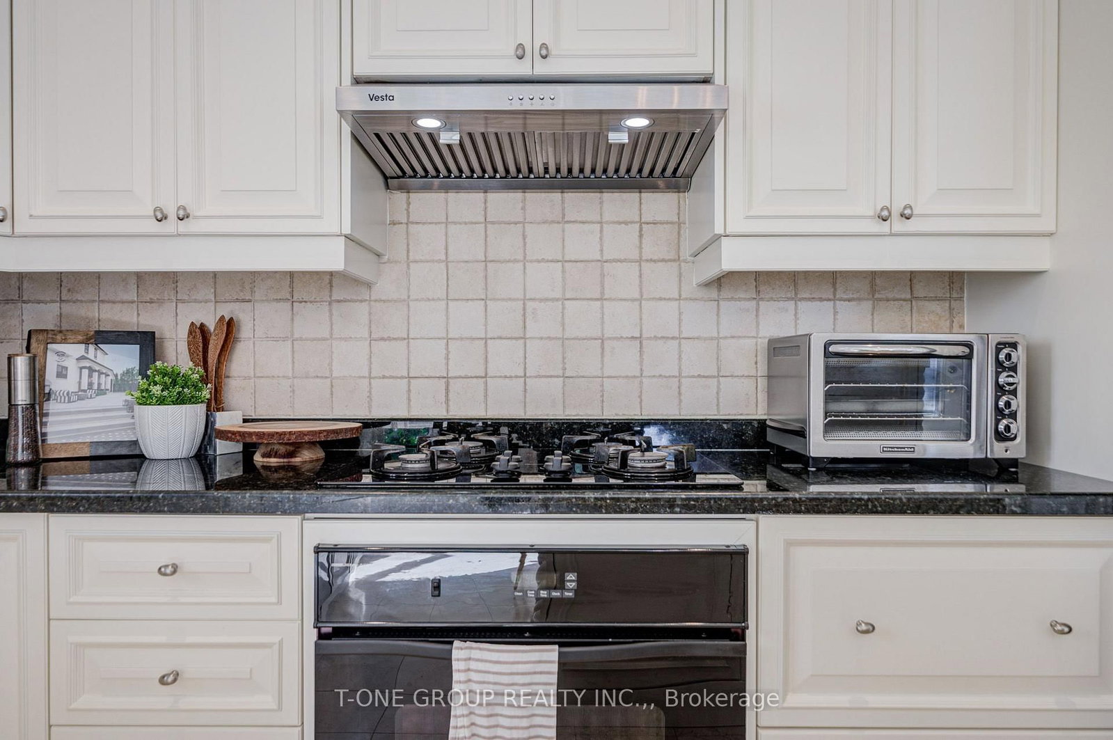 133 Spring Garden Avenue • Toronto, ON photo 19