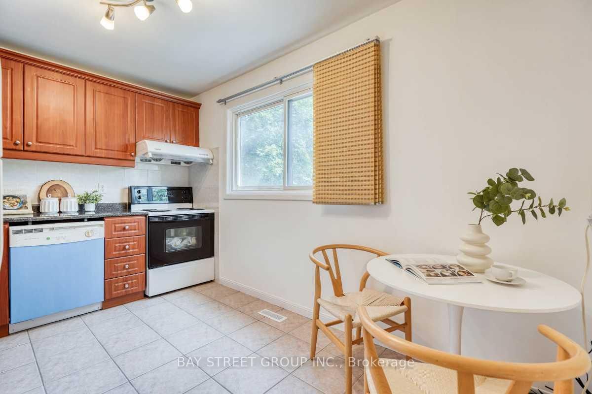 163 Song Meadoway • Toronto, ON photo 14
