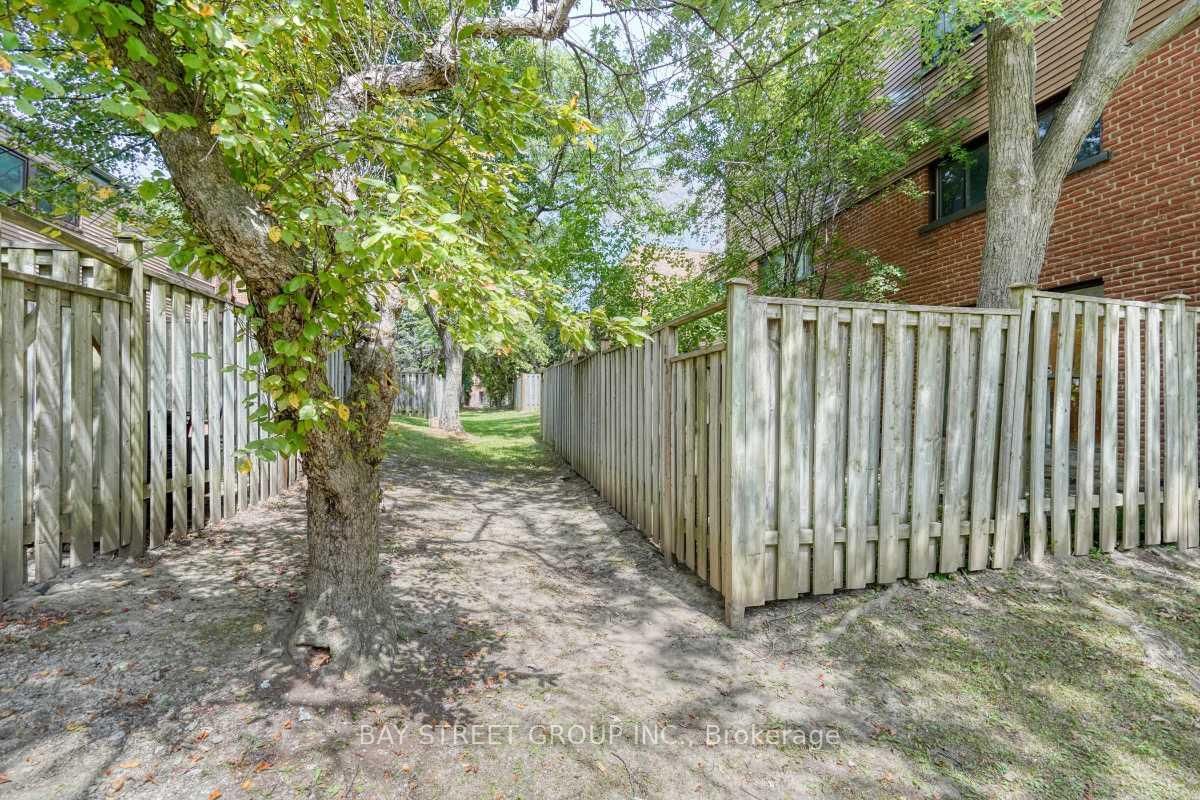 163 Song Meadoway • Toronto, ON photo 33