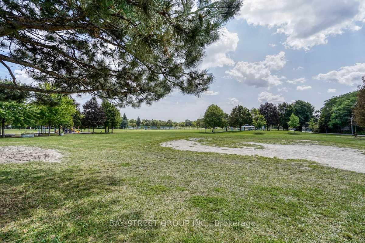 163 Song Meadoway • Toronto, ON photo 35