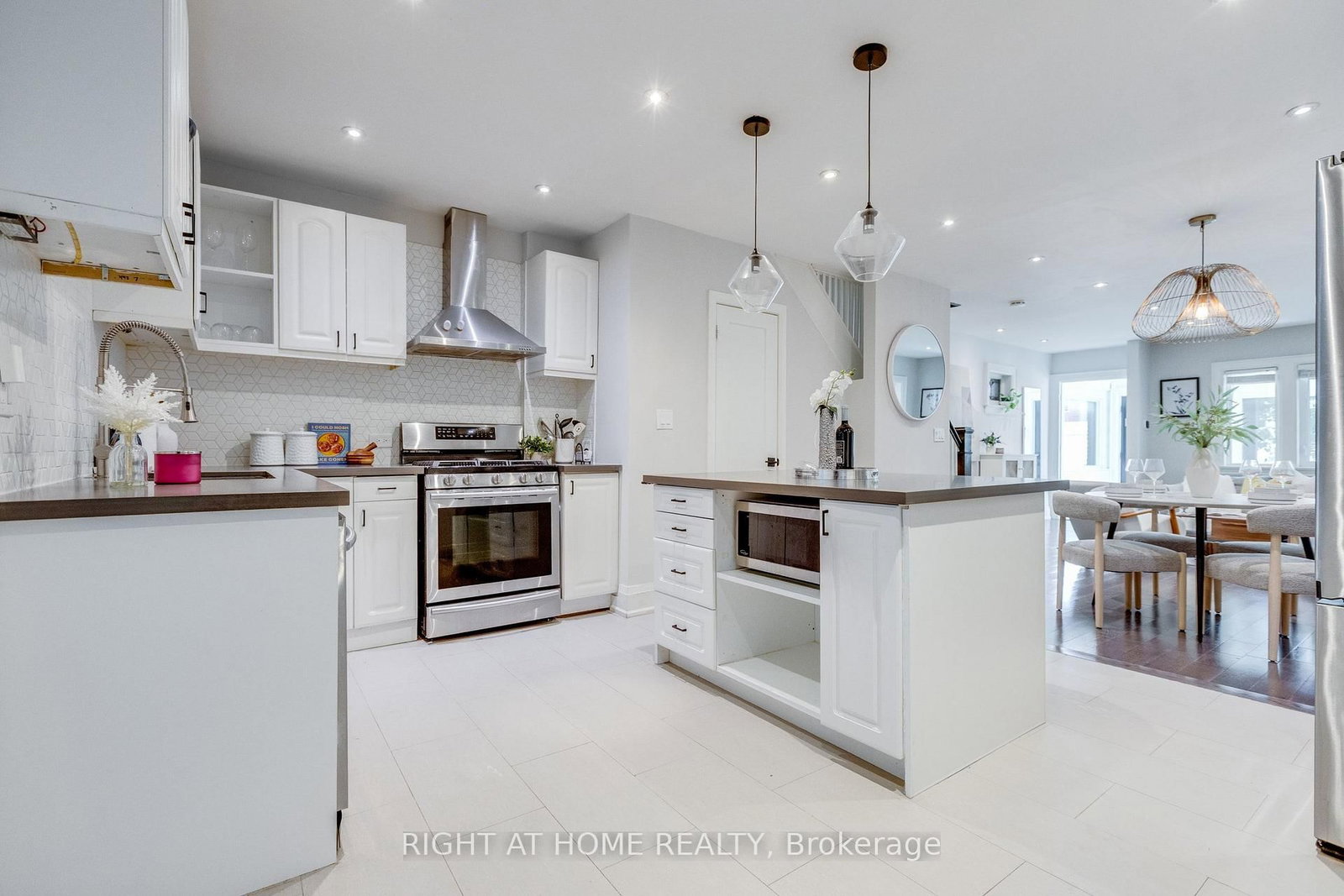 386 Winona Drive • Toronto, ON photo 12
