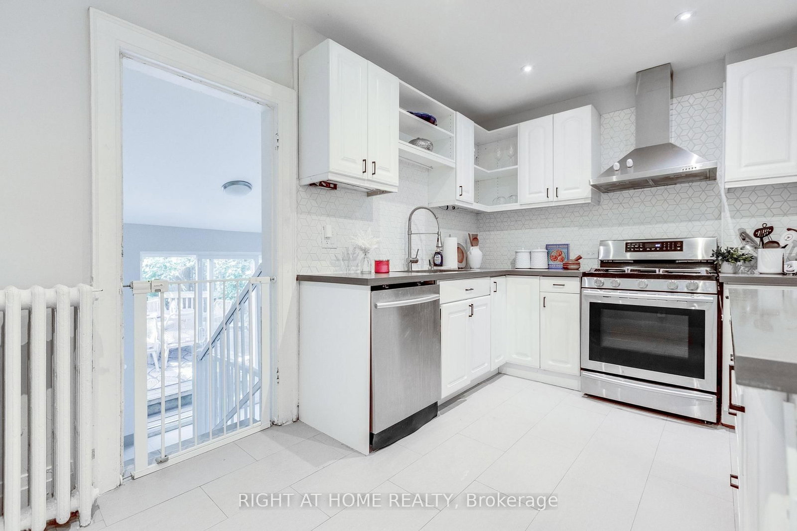 386 Winona Drive • Toronto, ON photo 15