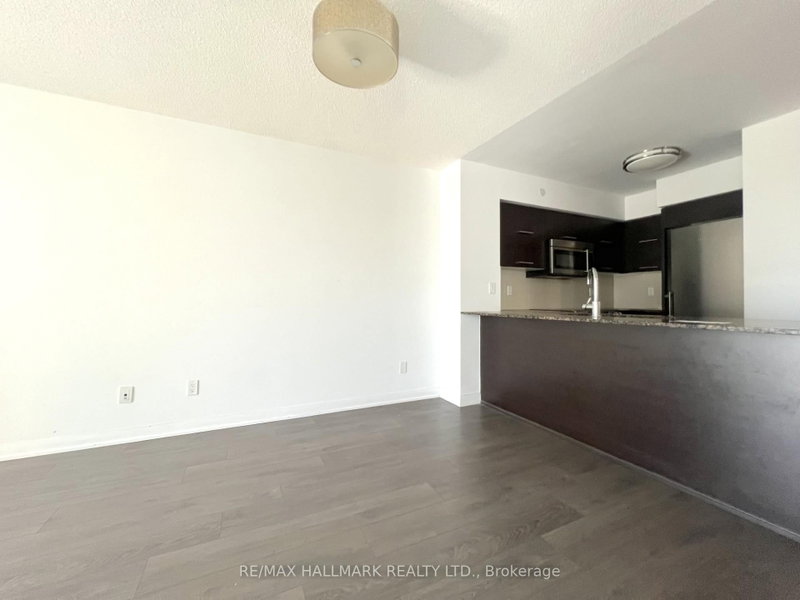 5162 Yonge St photo 4