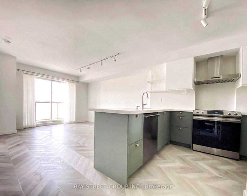 402 - 140 Bathurst Street