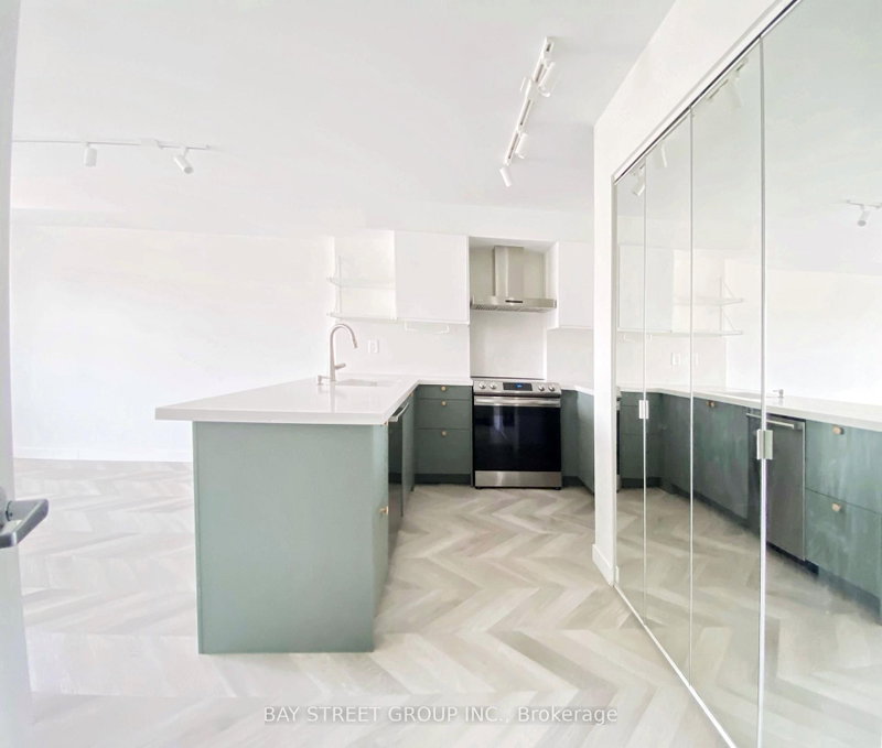 402 - 140 Bathurst Street