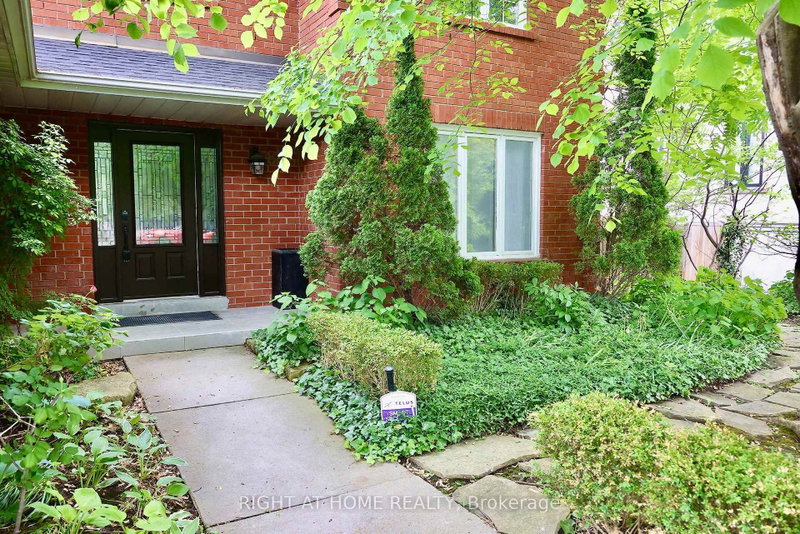 89 Yonge Boulevard