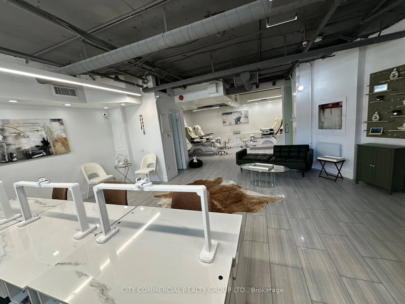1300 Bay St photo 4