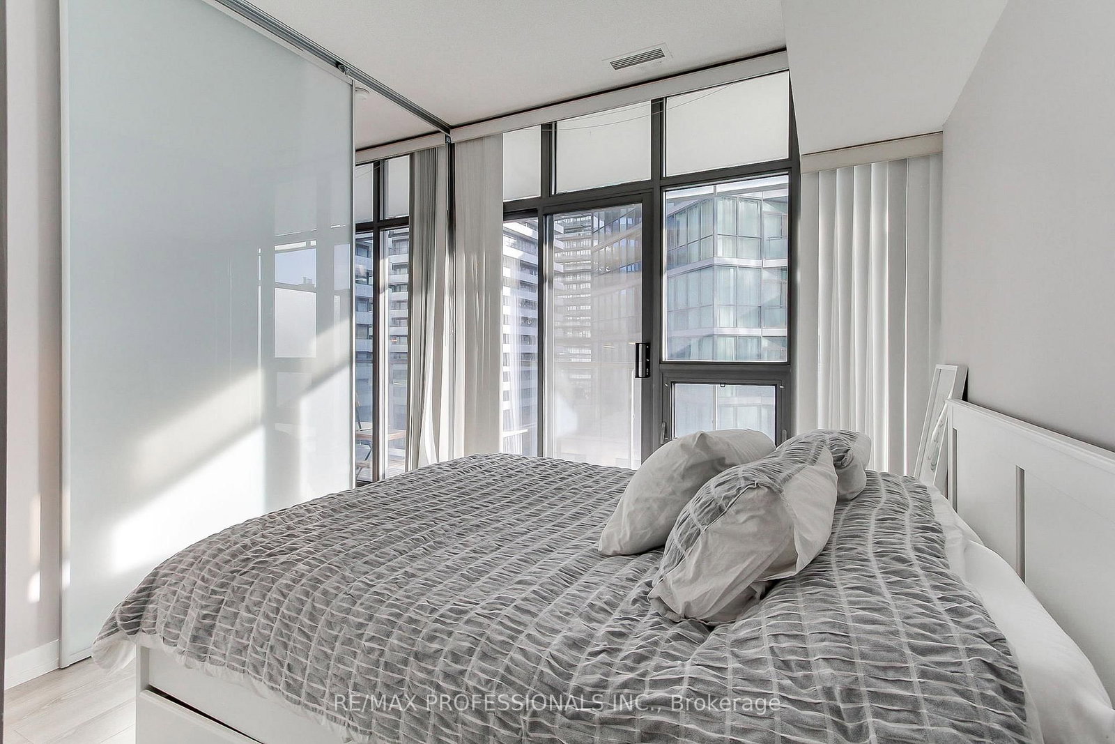 33 Charles Street E • #710 • Toronto, ON photo 23
