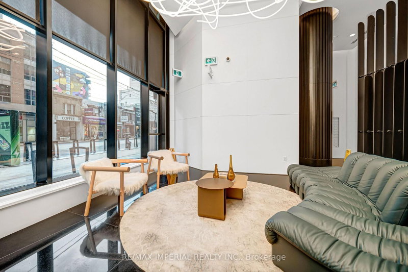 601 - 280 Dundas Street W