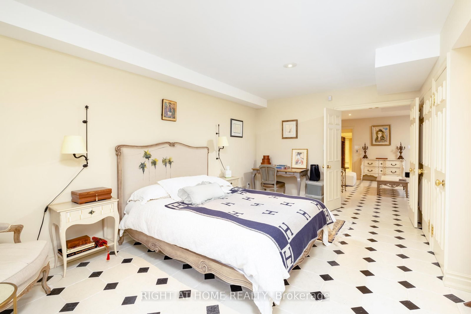 51 Hazelton Avenue • Toronto, ON photo 25