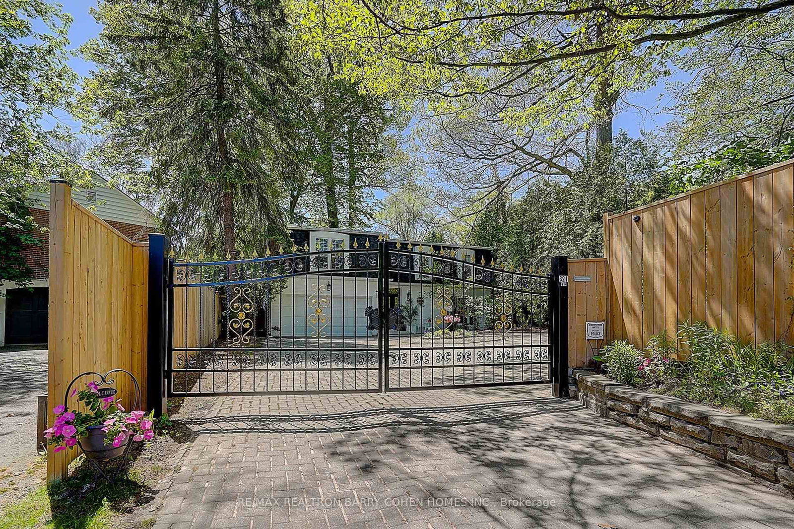 321 Lawrence Avenue E • Toronto, ON photo 1