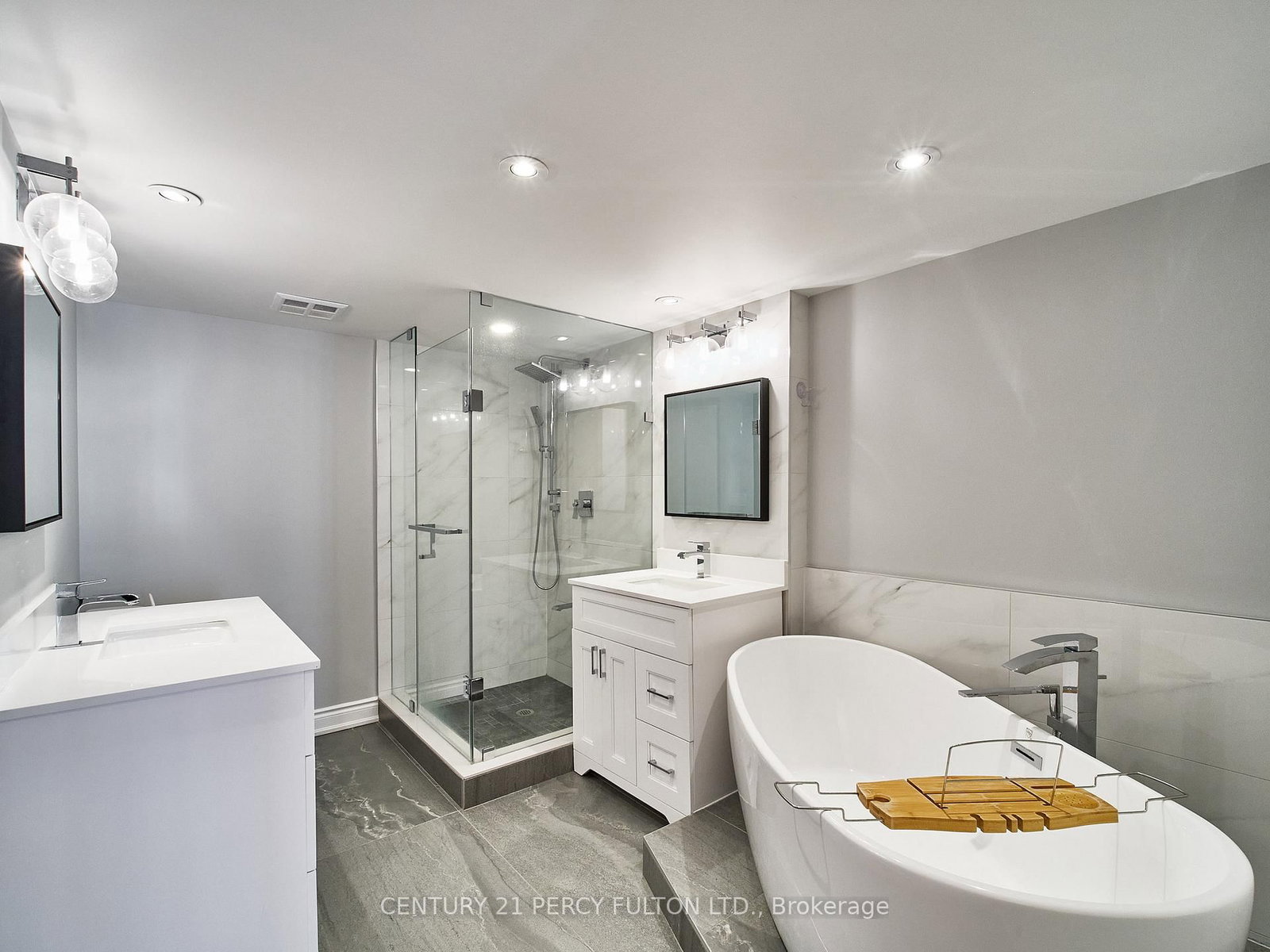 Condo for lease at 809-140 Simcoe Street, Toronto, Ontario, M5H 4E9 - Waterfront Communities C1 - MLS: C13705248