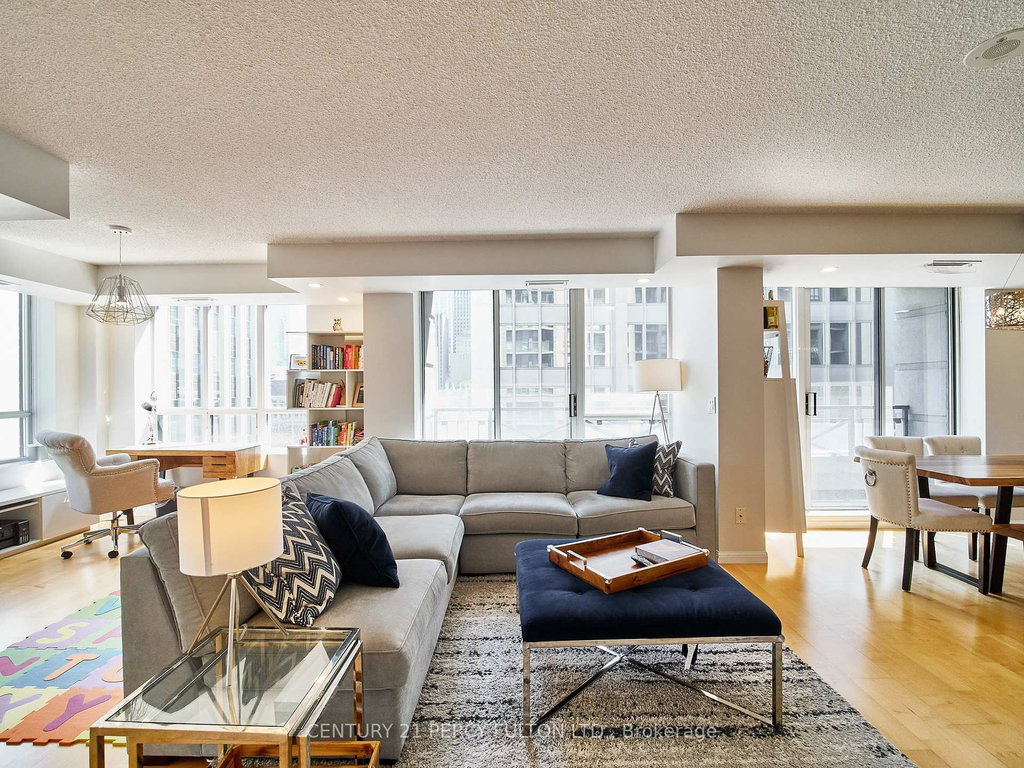 809 - 140 Simcoe Street 5