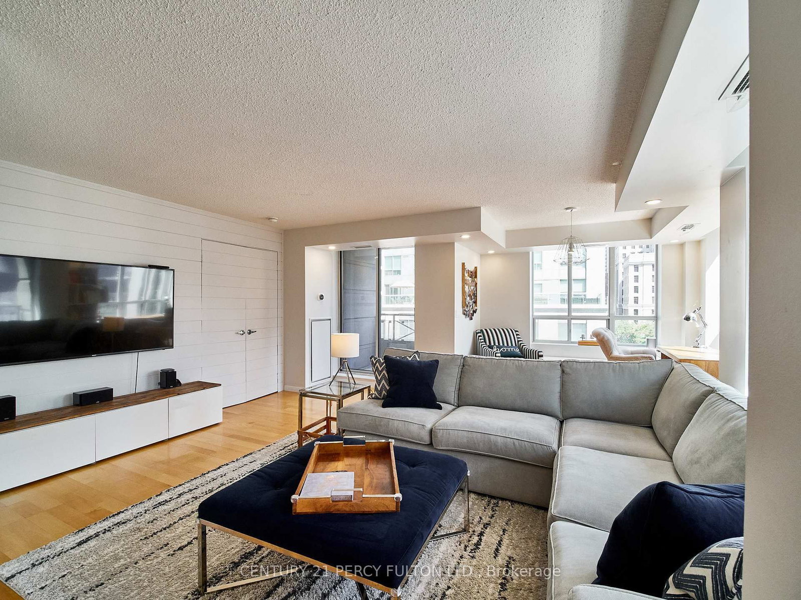 Condo for lease at 809-140 Simcoe Street, Toronto, Ontario, M5H 4E9 - Waterfront Communities C1 - MLS: C13705248