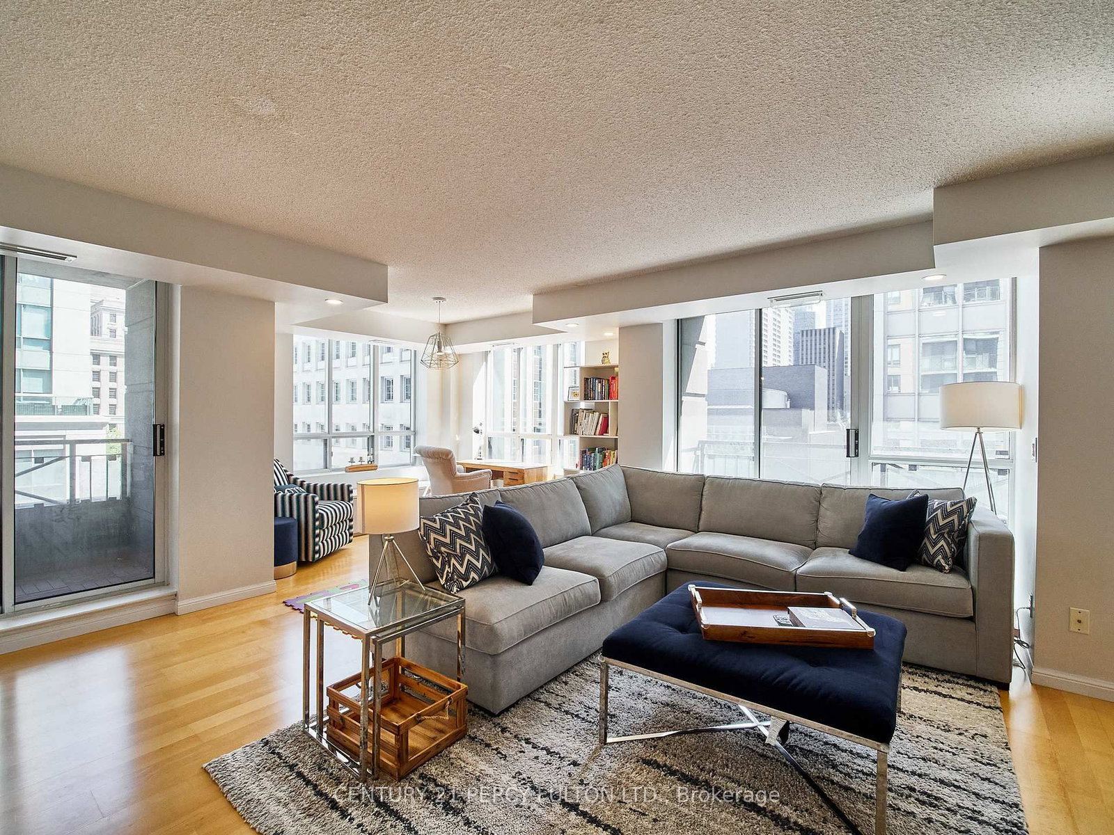 Condo for lease at 809-140 Simcoe Street, Toronto, Ontario, M5H 4E9 - Waterfront Communities C1 - MLS: C13705248