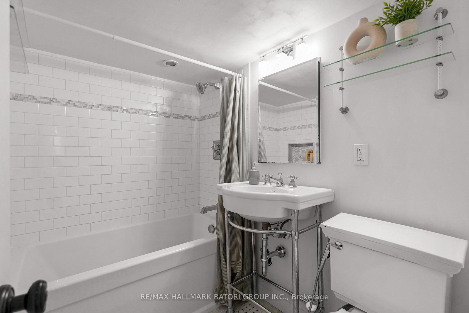555 Castlefield Avenue • Toronto, ON photo 32