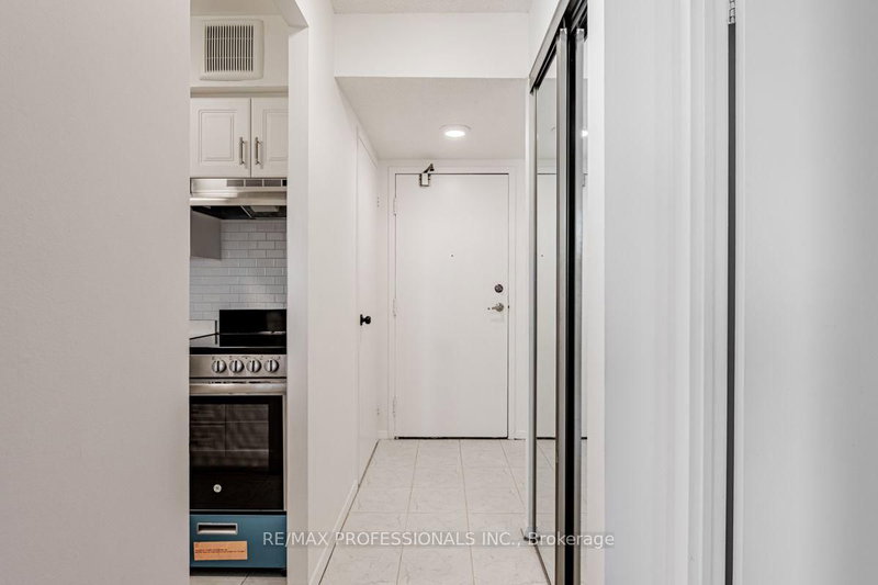502 - 633 Bay Street