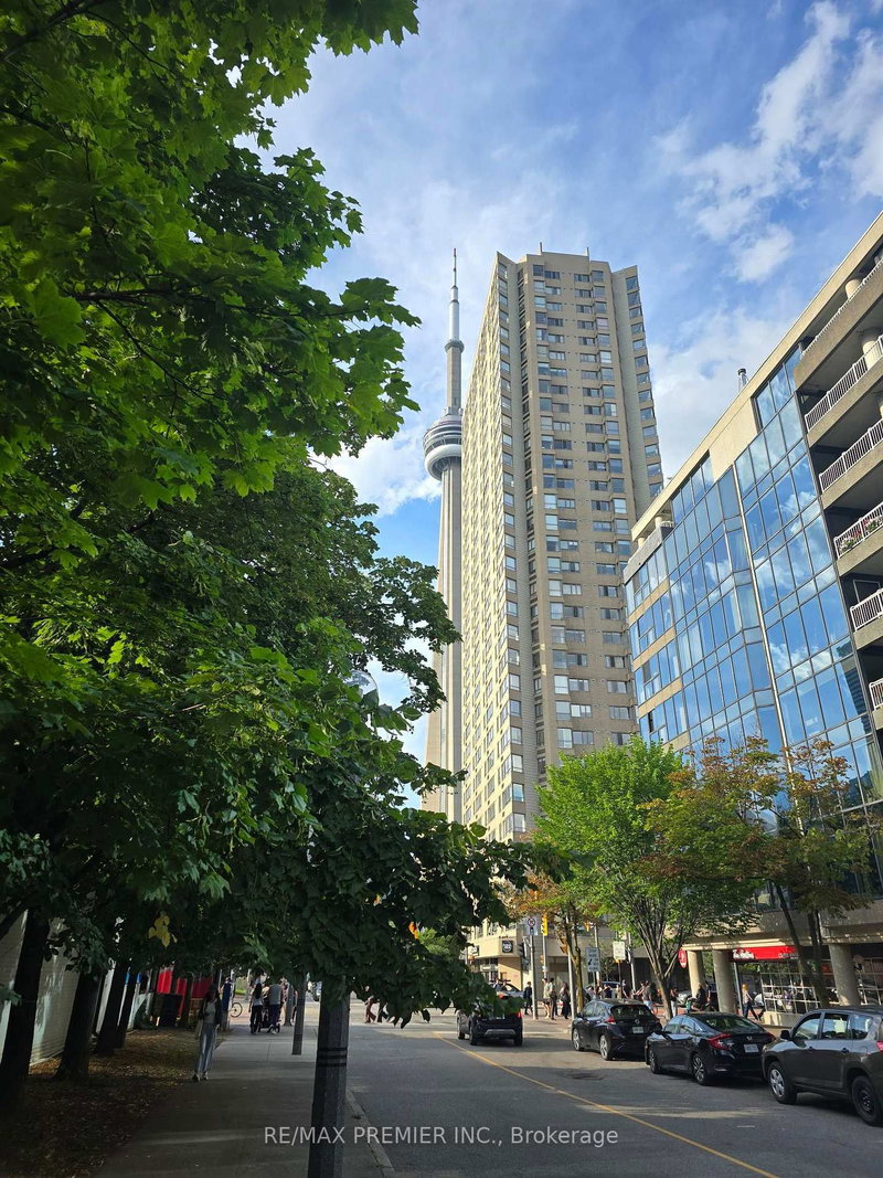 1003 - 270 Queens Quay W