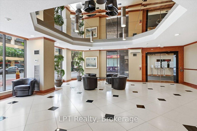 2721 - 633 Bay Street
