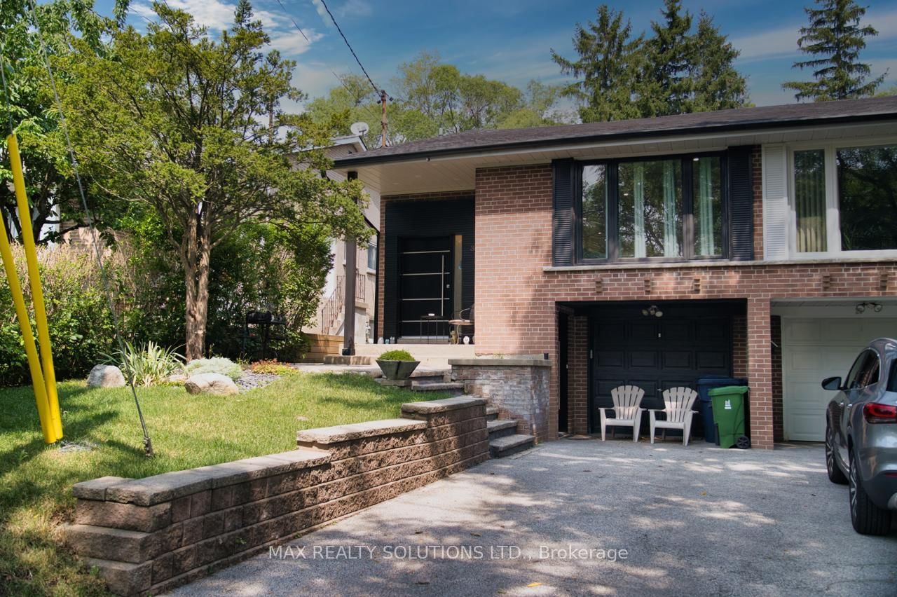 31 Lochinvar Crescent • Toronto, ON photo 1