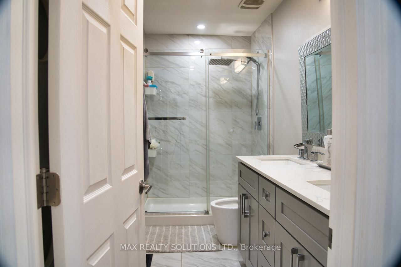 31 Lochinvar Crescent • Toronto, ON photo 10