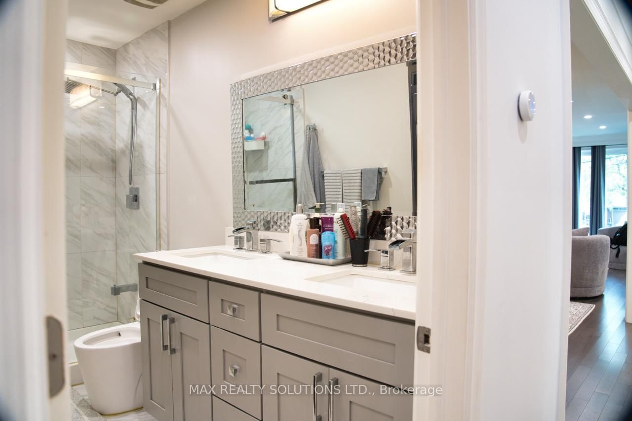 31 Lochinvar Crescent • Toronto, ON photo 12