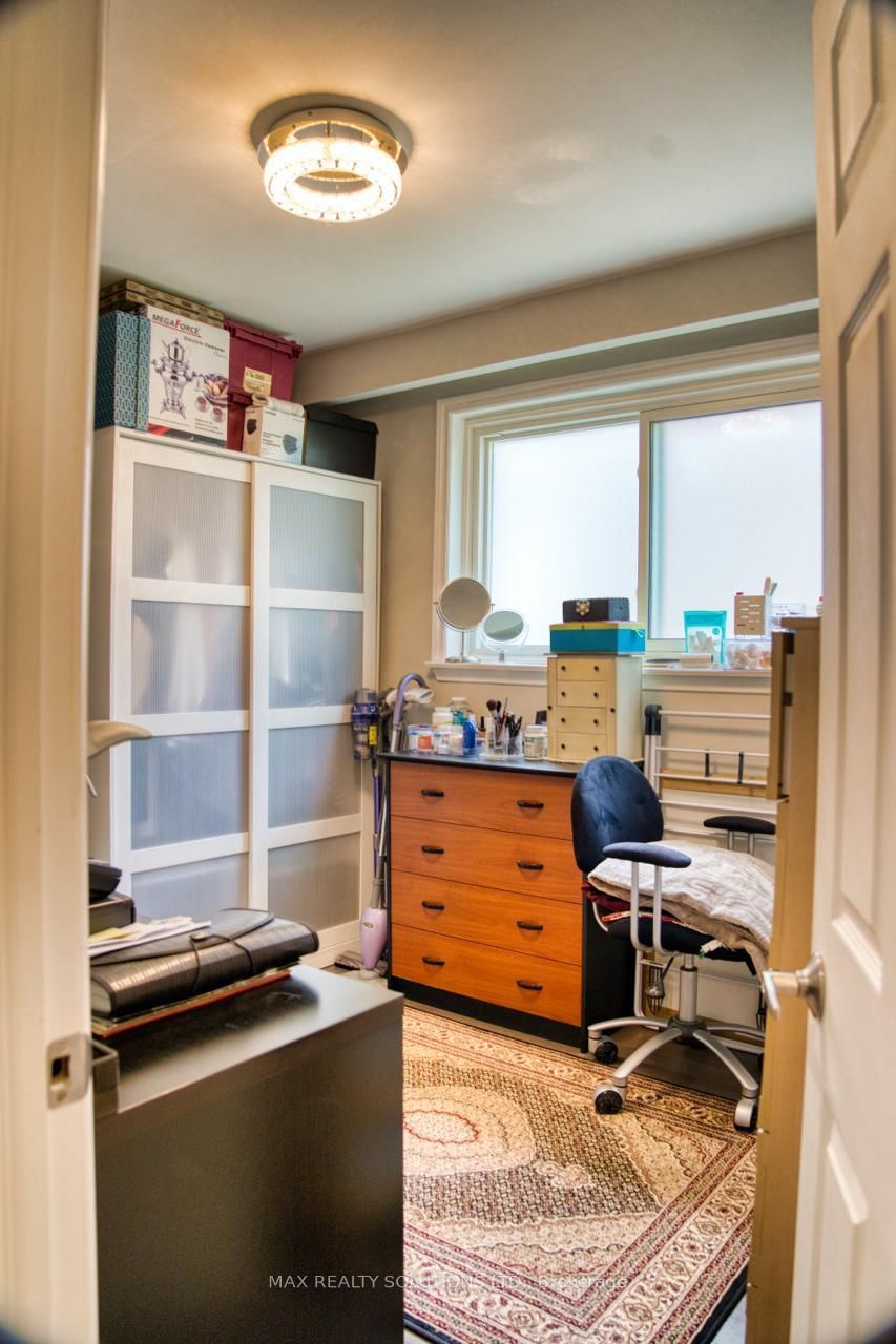 31 Lochinvar Crescent • Toronto, ON photo 13