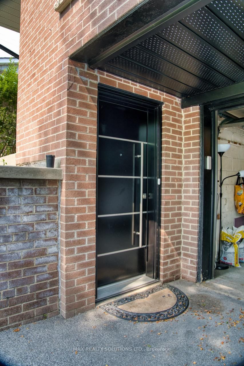 31 Lochinvar Crescent • Toronto, ON photo 16