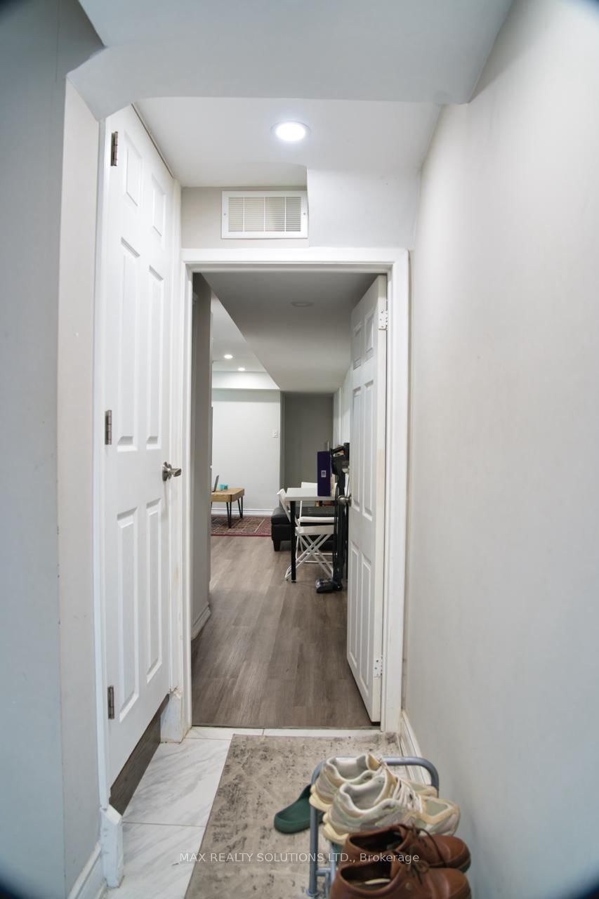 31 Lochinvar Crescent • Toronto, ON photo 17