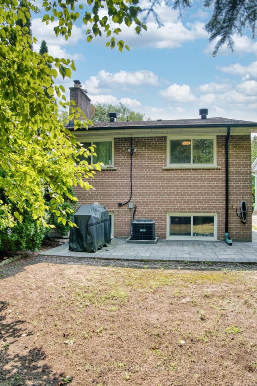 31 Lochinvar Crescent • Toronto, ON photo 19