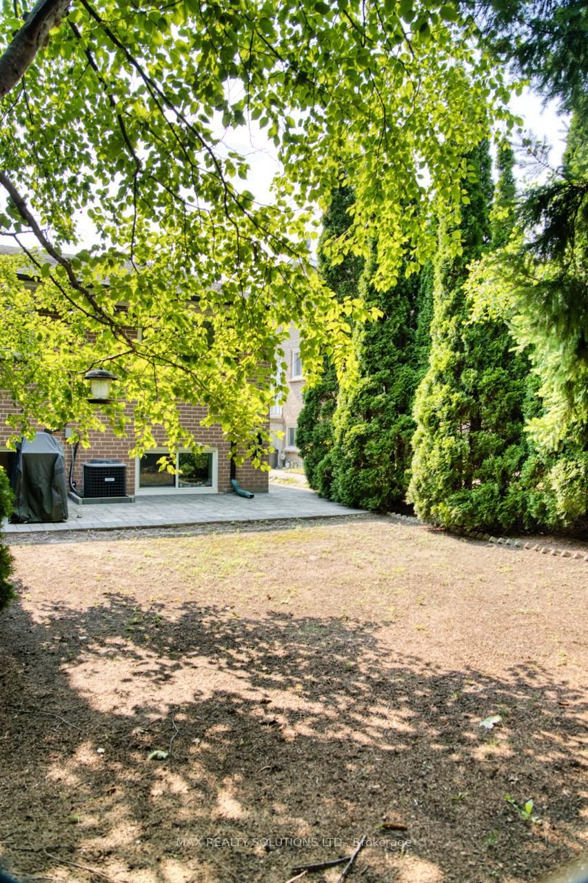 31 Lochinvar Crescent • Toronto, ON photo 20