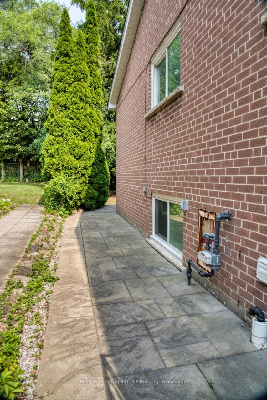 31 Lochinvar Crescent • Toronto, ON photo 31