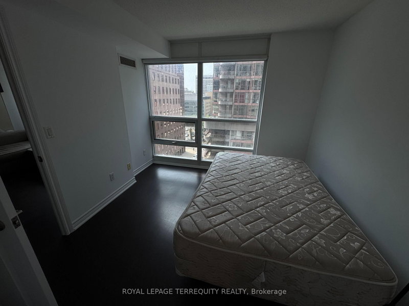 909 - 761 Bay Street