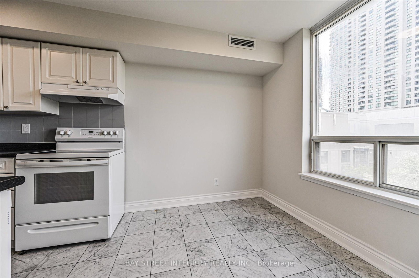 18 Hillcrest Avenue • #602 • Toronto, ON photo 9