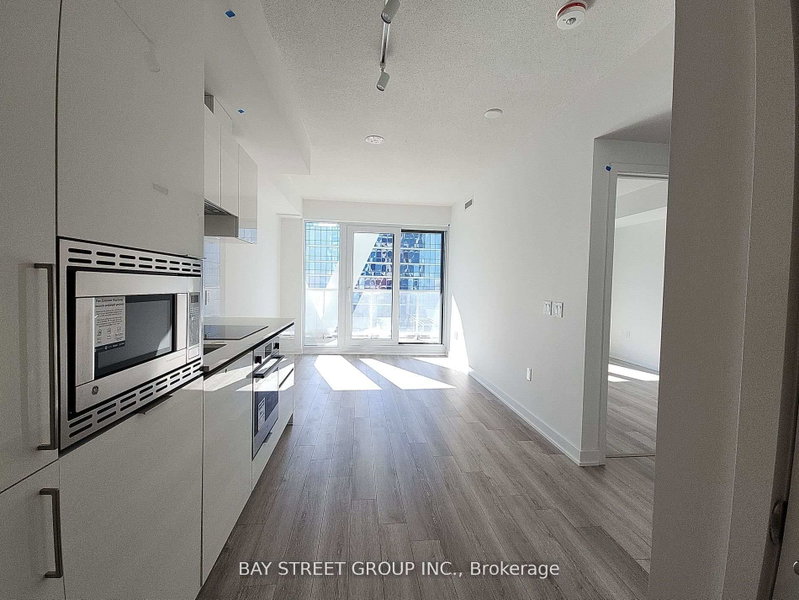 1915 - 230 Simcoe Street