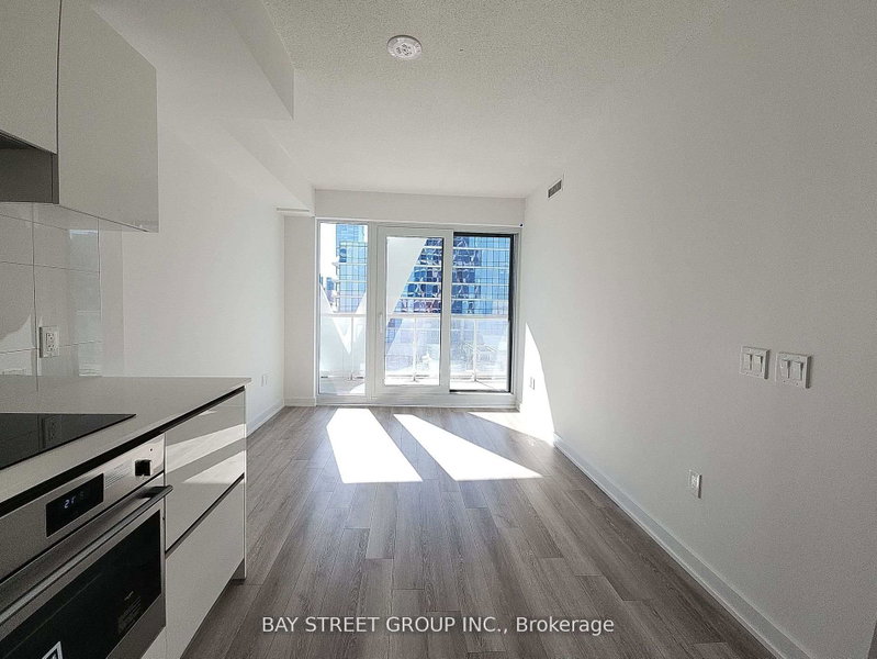 1915 - 230 Simcoe Street