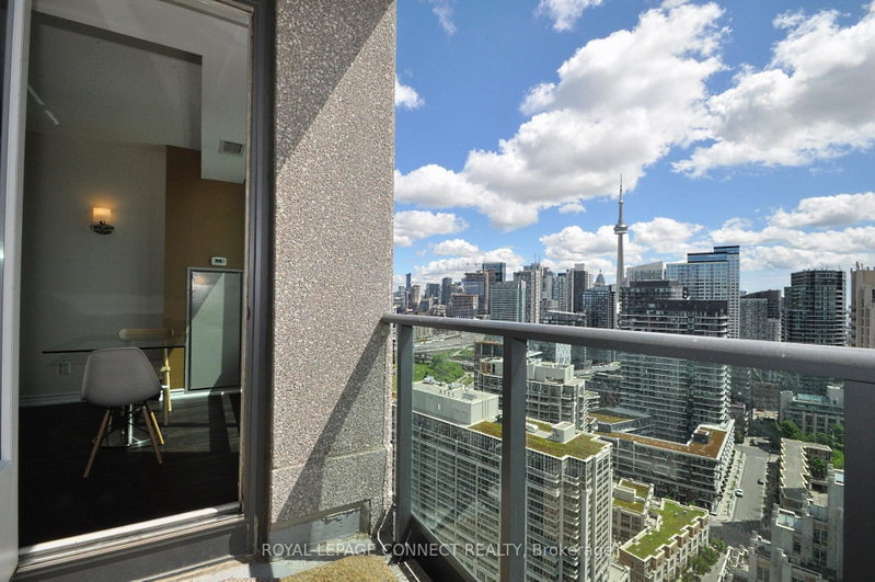 2812 - 215 Fort York Boulevard