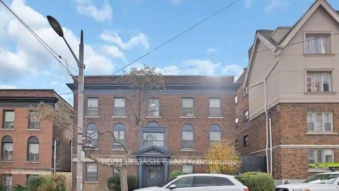 31 - 917 St Clair Avenue W